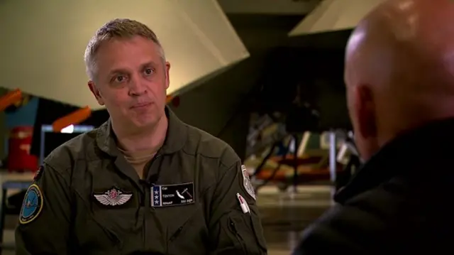 কর্নেল মার্টিন টেসলি: “আপনি তো একটা যুদ্ধবিমান একজনের হাতে তুলে দিয়ে বলতে পারেন না, এবার আপনি যান”