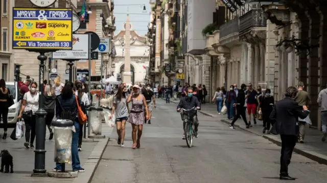 roma'da nispeten kalabalık bir sokak