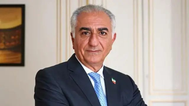 तस्बिर खिचाउँदा क्यामरातिर हेर्दै रेजा पह्लवी