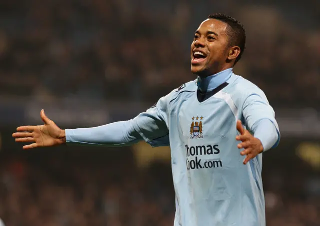 Robinho quando era mais jovem com uniforme azul 