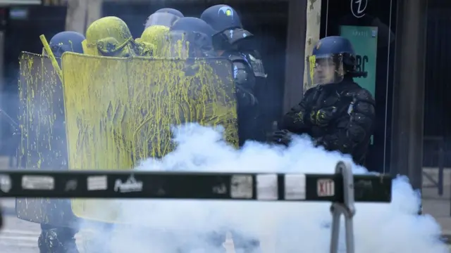 Поліцейські, облиті жовтою фарбою