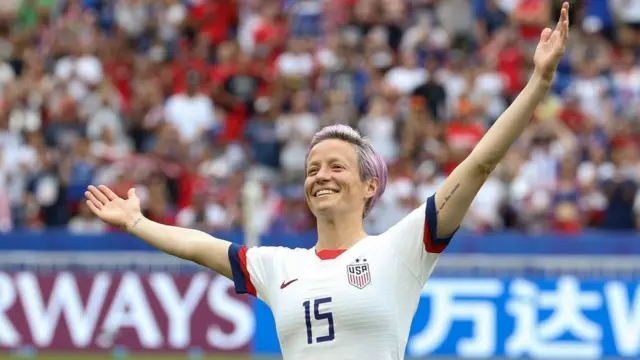 Megan Rapinoe festejando.