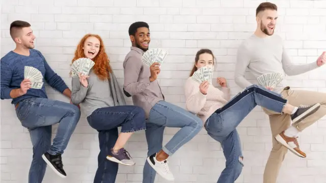 Millenials con dinero en la mano.