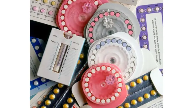 Montage de différents types de pilules contraceptives et de leur emballage.