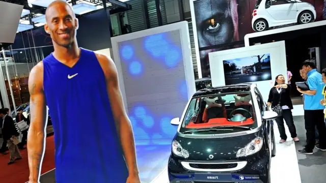 一家汽车制造商在上海的车展中，以布莱恩特的纸板图片来宣传