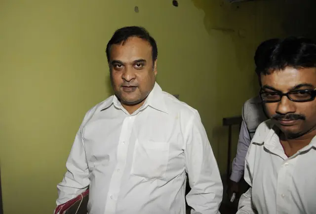 नवंबर 2014 में सीबीआई ने शारदा घोटाले के संबंध में हिमंत बिस्वा सरमा से कई घंटे पूछताछ की थी. 