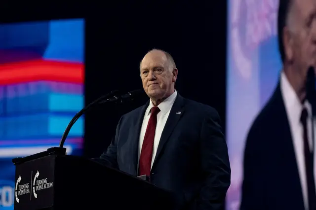 Tom Homan discursando