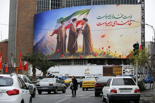 دیوار نگاره از روح‌الله خمینی، علی خامنه‌ای و مجتبی خامنه‌ای