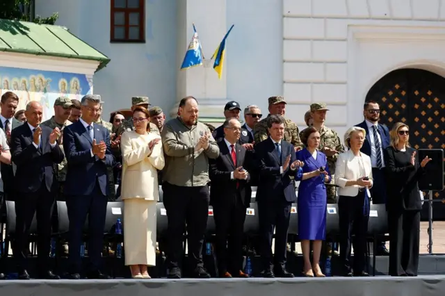 Прва дама Украјине Олена Зеленска, премијерка Јулија Свириденко, председник украјинске скупштине Руслан Стефанчук, председница Европске комисије Урсула фон дер Лајен, председница Молдавије Маја Санду, председник Румуније Никусор Дан, хрватски премијер Андреј Пленковиц́, словеначки премијер Јанез Јанша и председник Албаније Бајрам Бегај на церемонији поводом Дана државности Украјине испред цркве Светог Михаила у Кијеву
