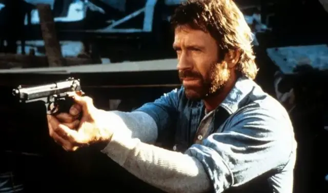 Chuck Norris a incarné un inspecteur de police dans le film d'action policier de 1988, Hero and the Terror.