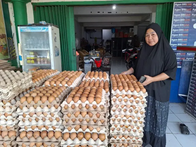 Hasmi (41 tahun) pedagang telur di Makassar telah melakoni usaha telur sejak tahun 2005