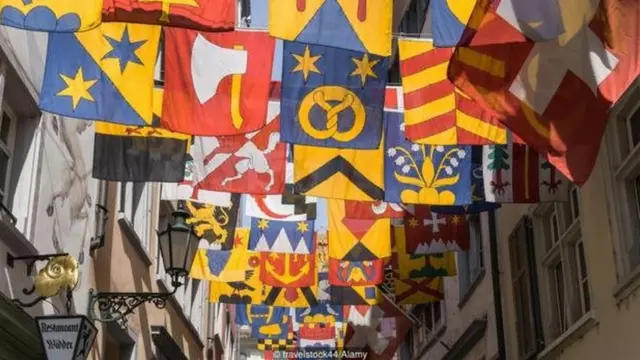 İsveçrənin 26 kantonundan 17-si almandillidir