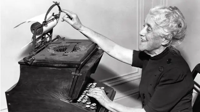 1939年，莉丽安演示父亲的打字机