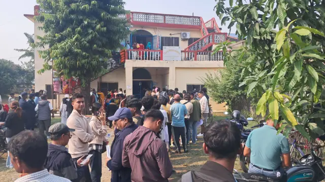 मतदाता नामावली दर्ताका लागि लामबद्ध सर्वसाधारण