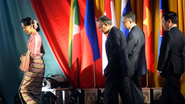 ၂၀၁၆ ခုနှစ် တုန်းက လာအိုမှာ ကျင်းပတဲ့ အာဆီယံအစည်းအဝေးပွဲမှာ စုပေါင်းမှတ်တမ်းဓာတ်ပုံရိုက်အပြီးတွေ့ရတဲ့ ဒေါ်အောင်ဆန်းစုကြည်နဲ့ ထိုင်းနိုင်ငံခြားရေးဝန်ကြီး 