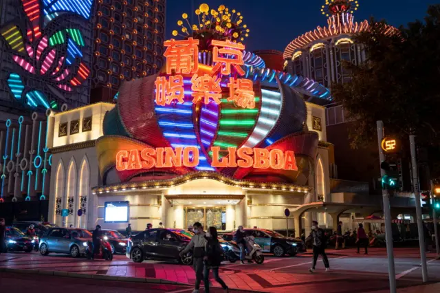Kasino seperti yang di gambar ini hanya legal beroperasi jika mereka berada di daerah bagian China yaitu Macau, yang diberi julukan Las Vegas versi Asia.