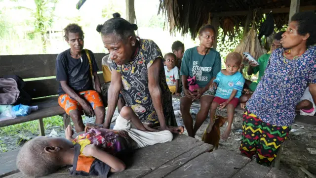 Petra Meerne dibaringkan oleh sang nenek di pondok ketika Grace melakukan pengecekan rutin kepada warga Kampung Anggreso. 