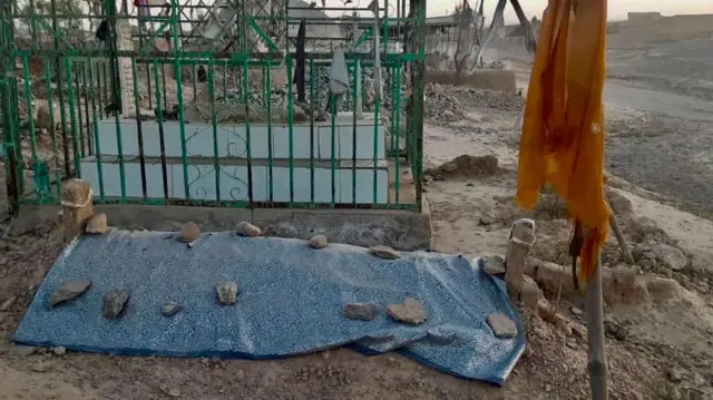 حبیب اللہ کے بیٹے اسد کی قبر، جو مناسب علاج نہ ملنے کے بعد فوت ہو گیا