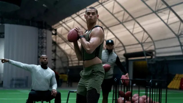 Кадр із фільму "Він" - спортсмен тримає витягнутий мʼяч біля грудей