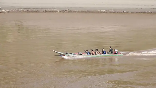 กองกำลังเคเอ็นยูนั่งเรือลาดตระเวนในแม่น้ำสาละวิน