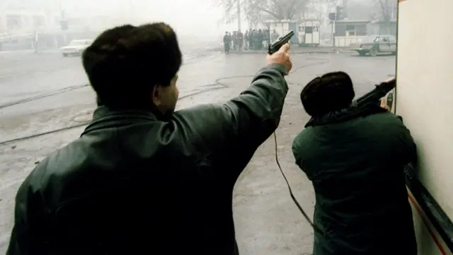 صورة لمتمردين شيشان يطلقون النار على قوات روسية في غروزني عام 1995.