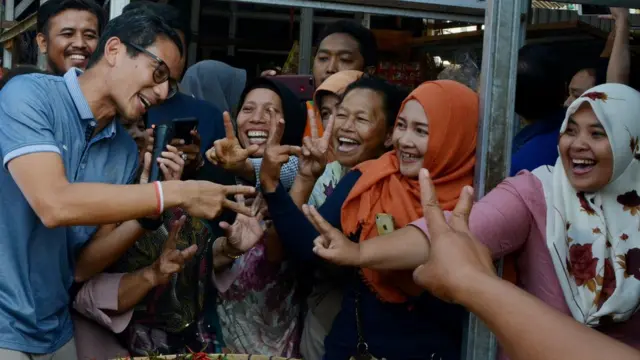 Calon Wakil Presiden nomor urut 02 Sandiaga Salahuddin Uno (kiri) berbincang dengan warga saat berkunjung di Pasar Wonodri Semarang, Jawa Tengah, Senin (24/9).