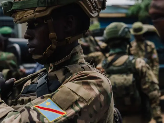 Un homme en trailli avec drapeau de la RDC