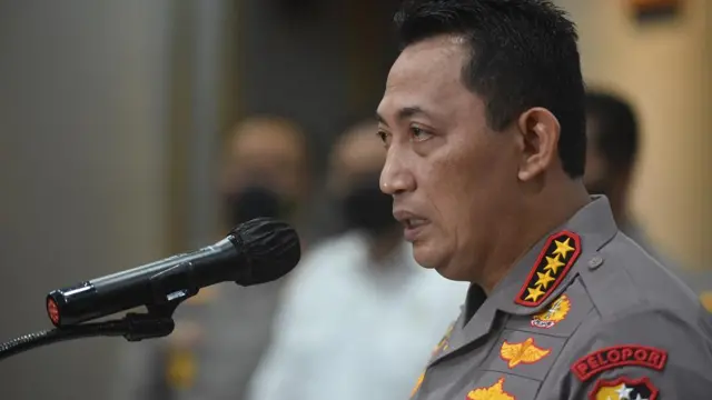 Kapolri Jenderal Pol Listyo Sigit Prabowo memberikan keterangan pers terkait penetapan tersangka kasus tragedi Kanjuruhan di Mapolresta Malang, Jawa Timur, Kamis (6/10/2022).