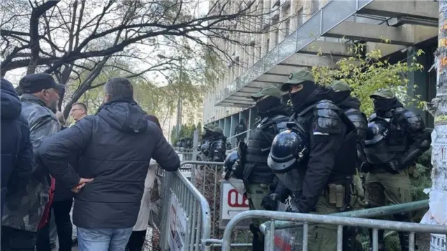 протест испред суда у Новом Саду