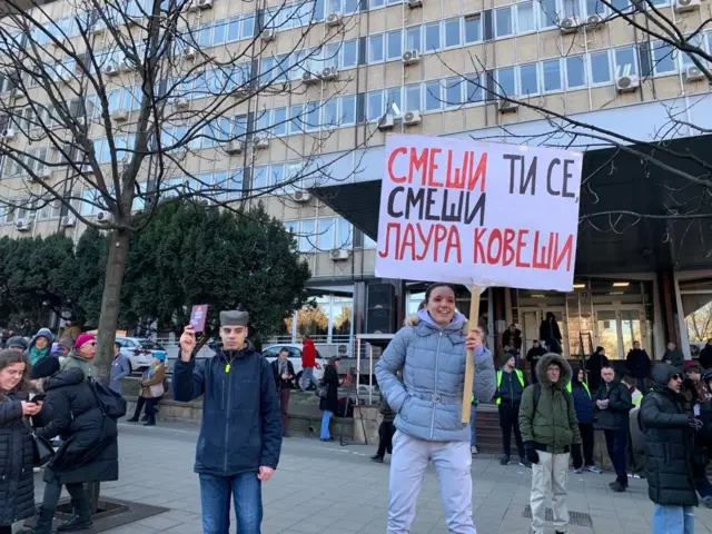 Smeši ti se smeši Laura Koveši - jedan od transparenata na studentskim protestima