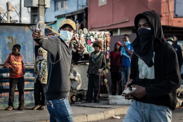 Umwe mu bigaragambya yafoye itopito ngo arase ku bashinzwe umutekano