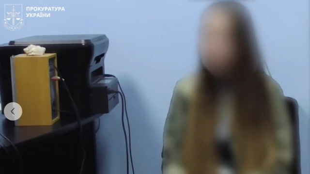 Дівчина із заблюреним обличчям