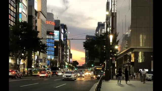 टोकियोच्या रस्त्यावरील सूर्यास्त