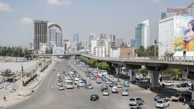 Tráfico en una autopista de Addis Abeba, Etiopía,