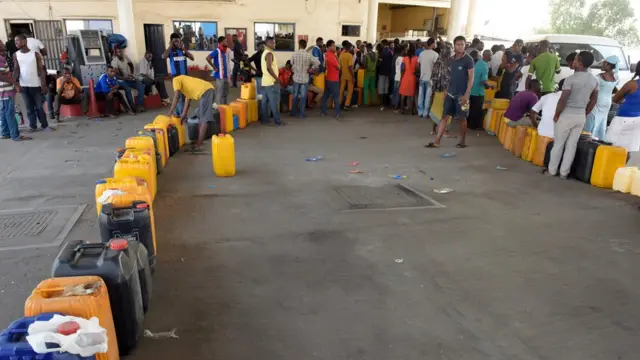 Awọn eeyan to fun epo ni ileepo kan