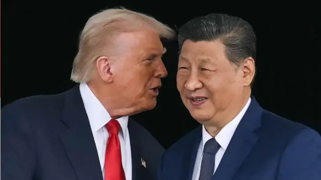 特朗普（左）在韩国釜山金海空军基地与习近平（右）交谈（30/10/2025）