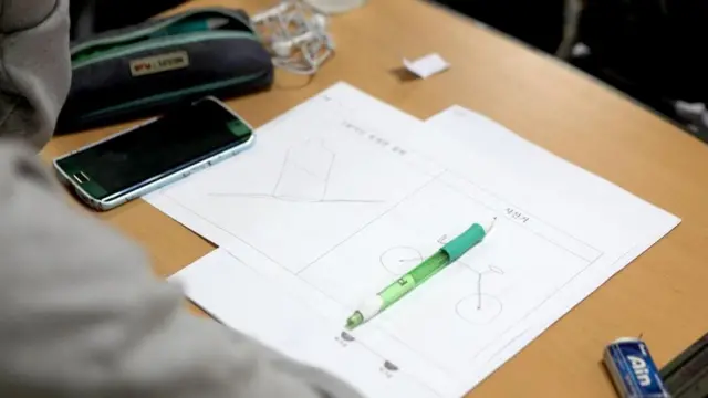 Dibujo en la clase de la universidad de Corea del Sur para encontrar pareja.