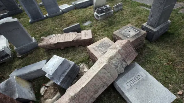 Lápidas dañadas en el Cementerio Mount Camel en Filadelfia