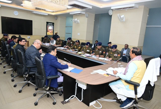 31 जनवरी 2024 को केशव ने यूपी के पुलिस अधिकारियों के साथ बैठक की थी, ये तस्वीर तभी की है.