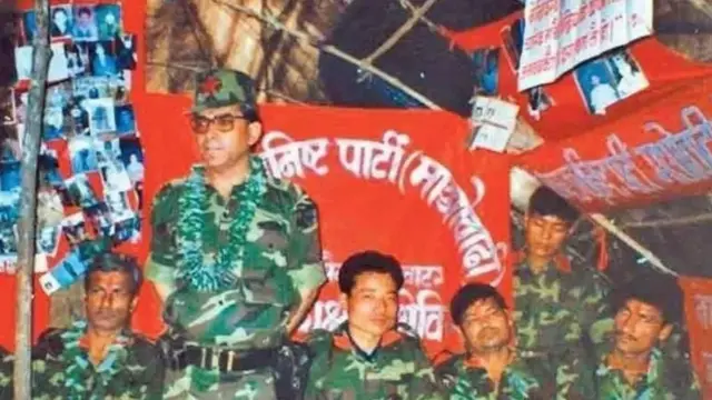 सैन्य पोशाक में पुष्पकमल दहल