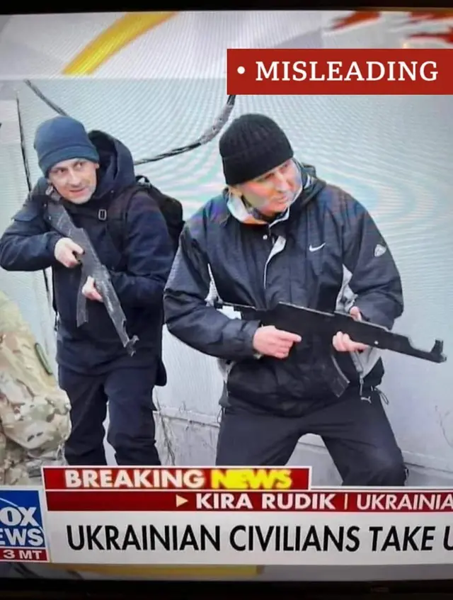 تصویر دو مرد اوکراینی که ادعا شده با اسلحه مقوایی مشغول جنگ هستند به عنوان نمادی از دروغین بودن جنگ اوکراین به کار رفته است