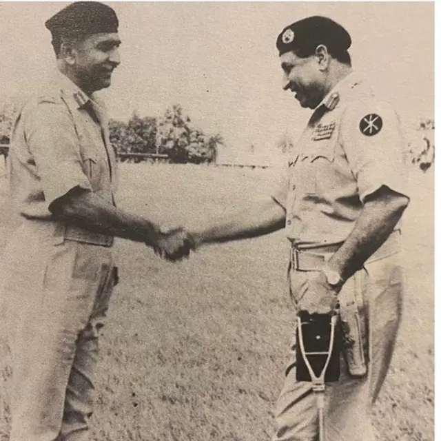 जनरल नियाज़ी जनरल अंसार से हाथ मिलाते हुए