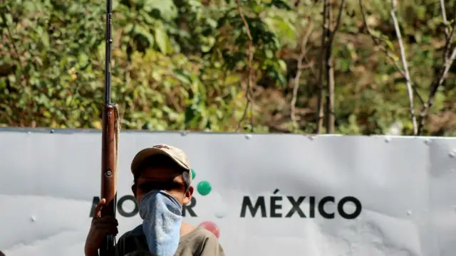 19 niños armados marcharon para denunciar la inseguridad en sus comunidades.
