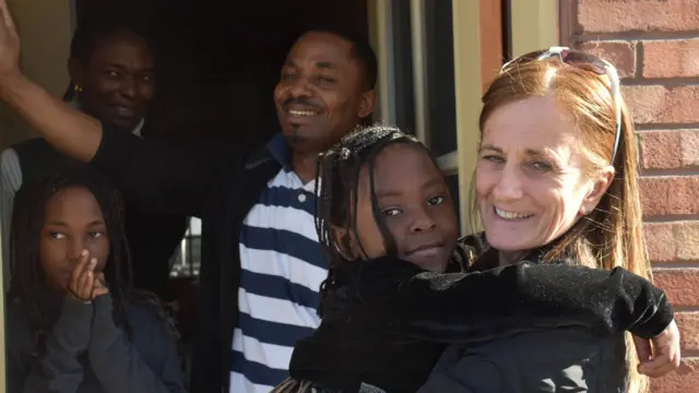 Rachel Lapierre con una familia a la que ayuda con su organización