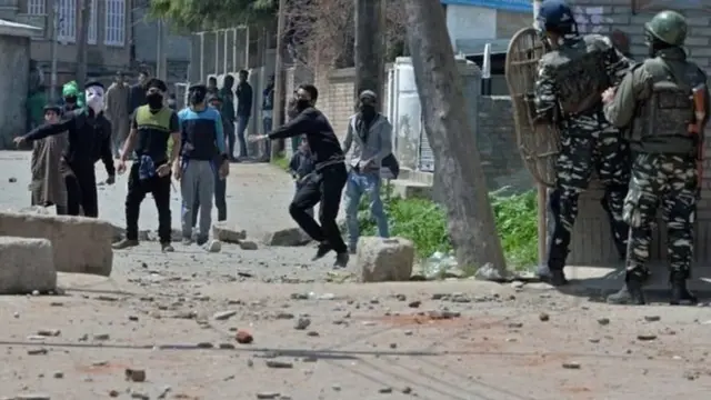 કાશ્મીરમાં પથ્થરમારો કરતા ટોળાની તસવીર