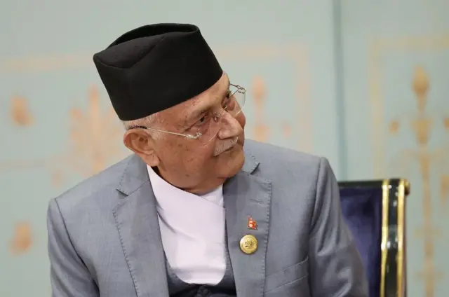 रुसी राष्ट्रपति भ्लादिमिर पुटिनसँग सेप्टेम्बर १ २०२५ मा चीनको तियानजिनमा भेट्दै तत्कालीन प्रधानमन्त्री केपी शर्मा ओली। 