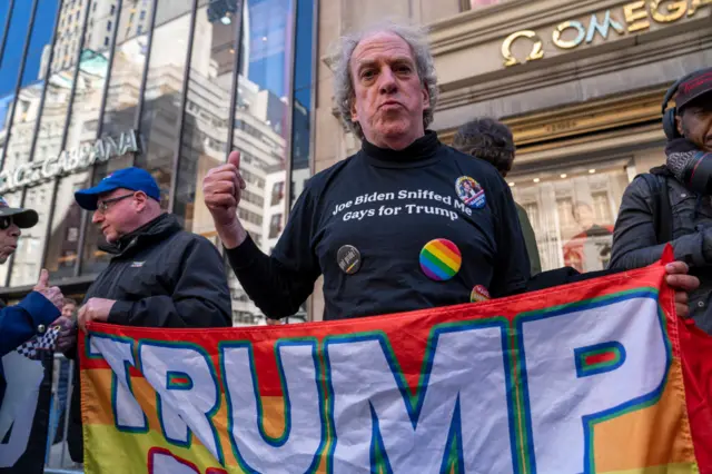 সোমবার নিউইয়র্কের ট্রাম্প টাওয়ারের সামনে ট্রাম্প সমর্থকদের জমায়েত