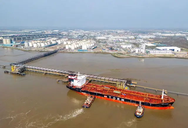 ရေနံတင်သင်္ဘောနဲ့ ရေနံသိုလှောင်ရုံများ 