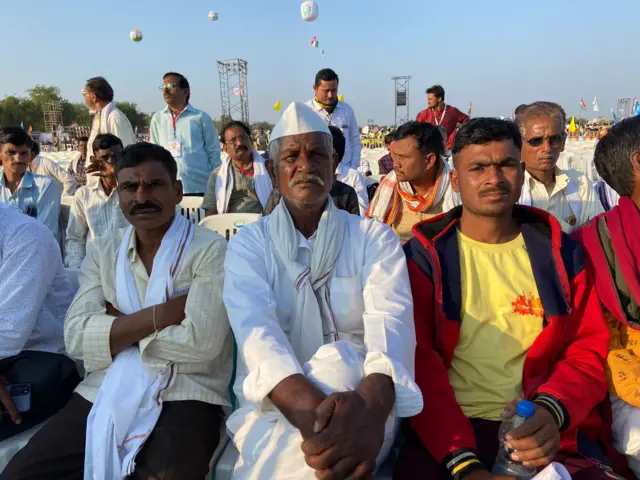 राहुल गांधींची सभा ऐकण्यासाठी आलेली माणसं.