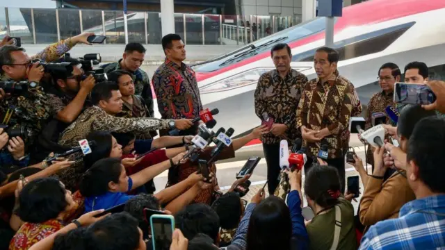 Mantan Presiden Joko Widodo (tengah) menjawab pertanyaan wartawan saat peresmian kereta cepat Jakarta-Bandung 'Whoosh' di Stasiun Padalarang di Padalarang, Jawa Barat pada 2 Oktober 2023.